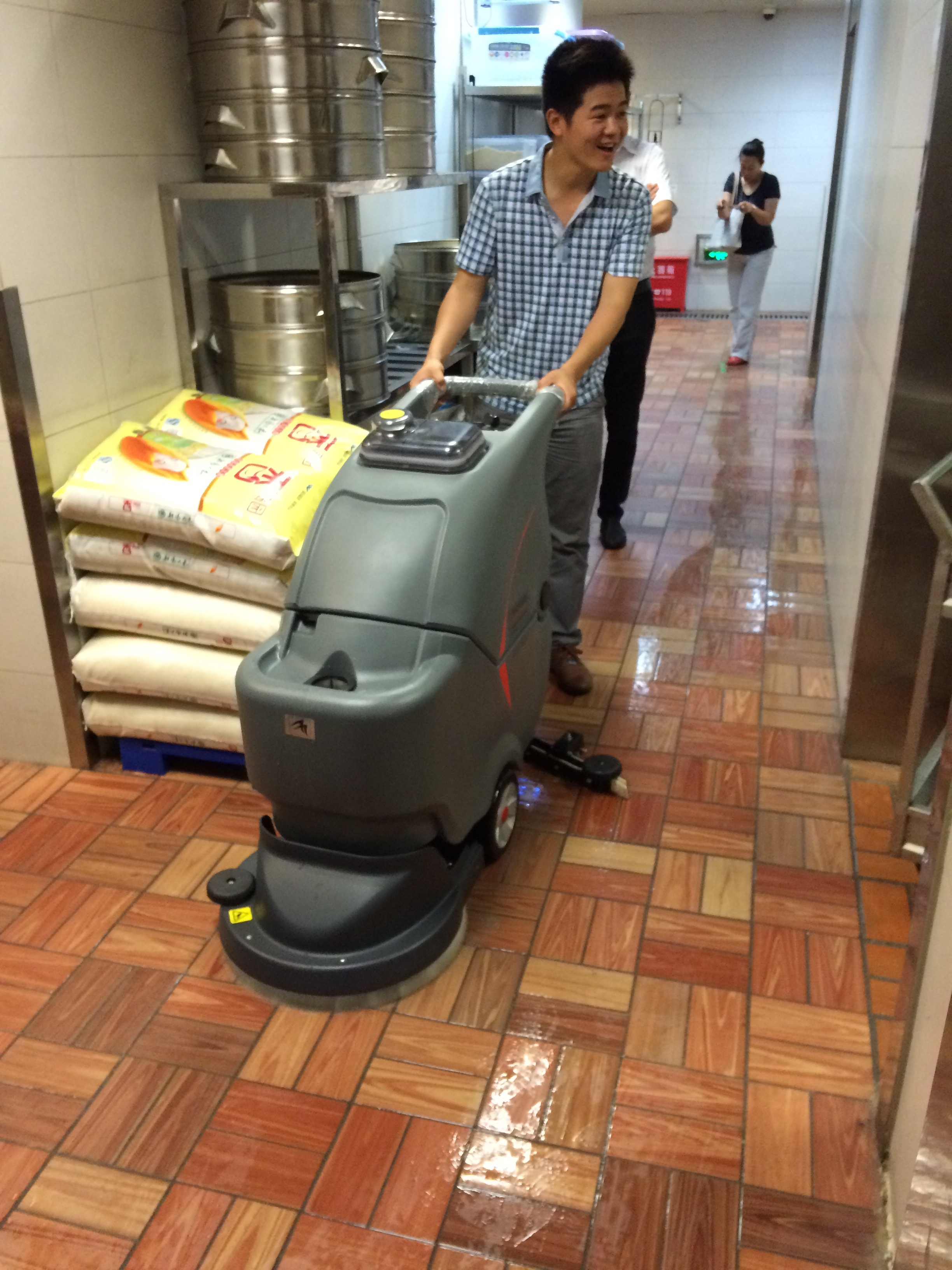 洗地機(jī)廠家應(yīng)提供合理報(bào)價(jià)，讓洗地機(jī)市場(chǎng)價(jià)格均衡