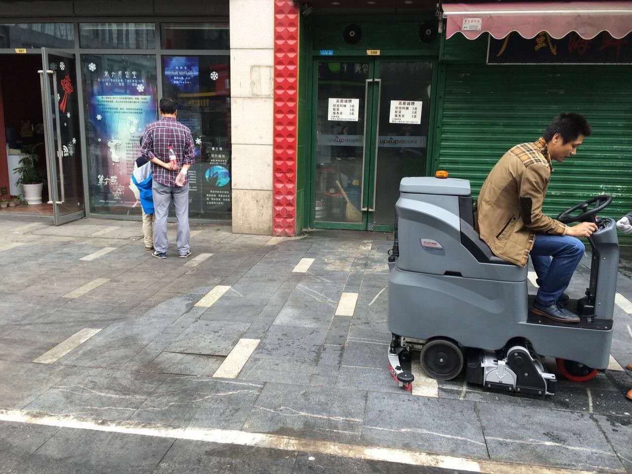 駕駛式洗地機(jī)的電瓶多長時(shí)間更換一次，大約多少錢？