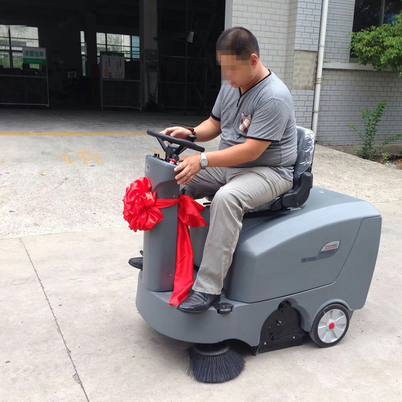 戶外機(jī)械化掃地，駕駛式掃地機(jī)更具人性化