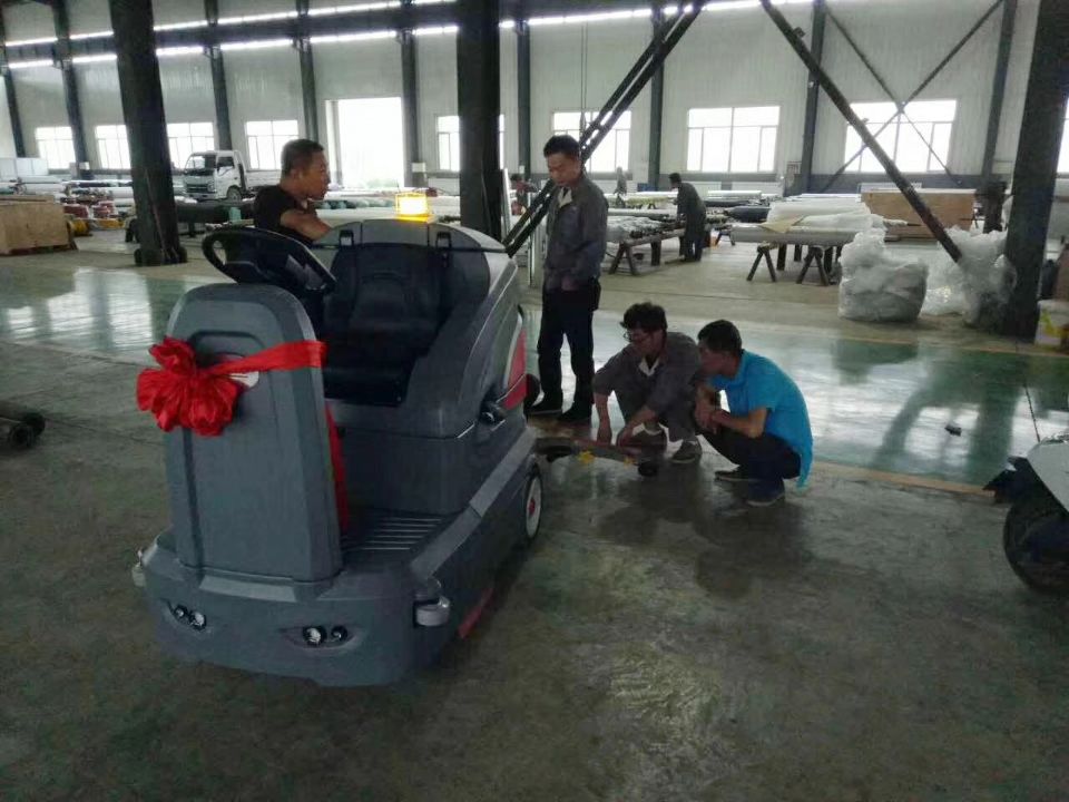 誰來解釋下；駕駛式洗地機的性價比比手推式洗地機高呢？