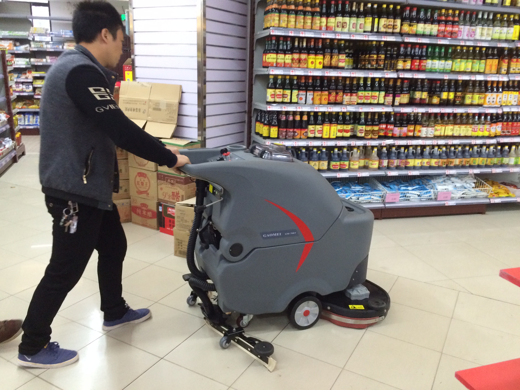 酒店，商場，超市該如何選擇手推式洗地機(jī)？