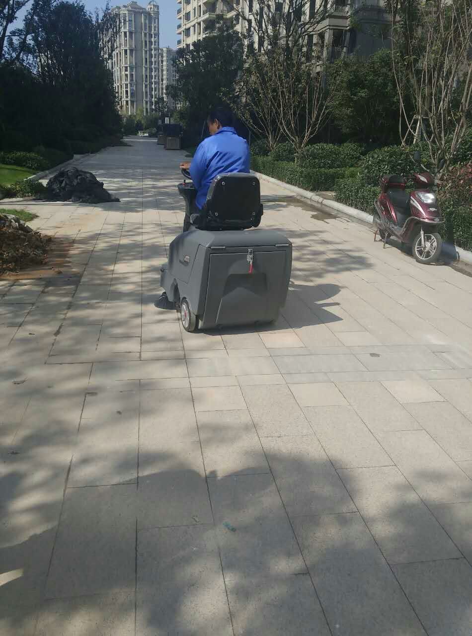 駕駛式掃地機有哪些優(yōu)勢？駕駛式掃地機使用有哪些技巧？