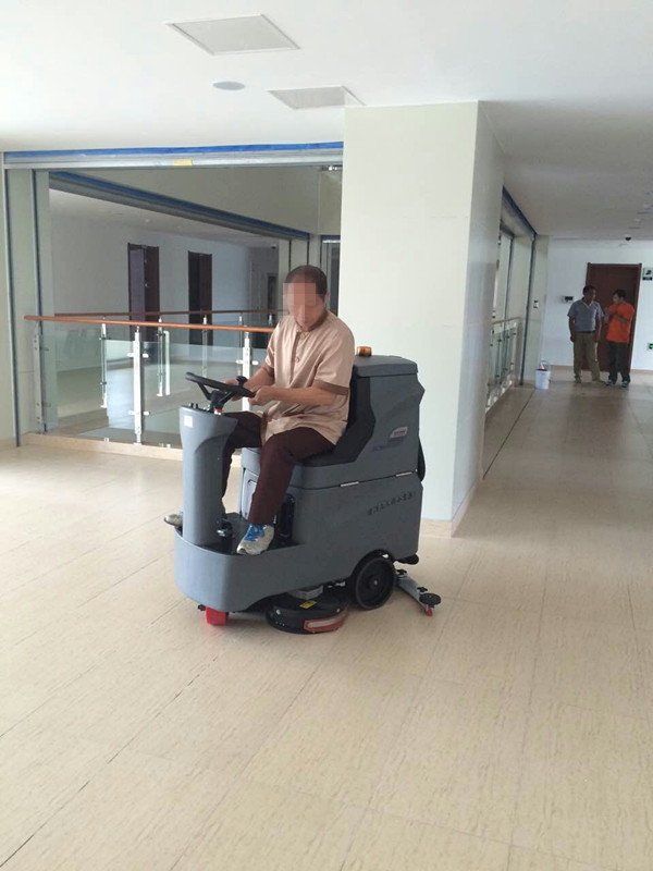 買了駕駛式洗地機(jī)不能光用，還得會(huì)保養(yǎng)會(huì)維修