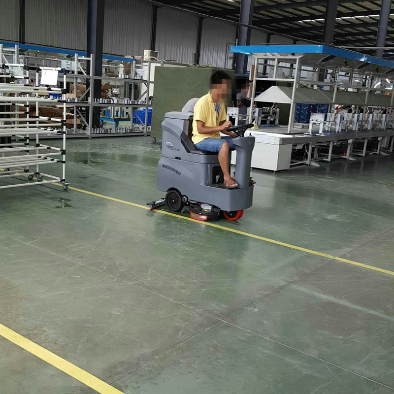 駕駛式洗地機(jī)如何選擇？