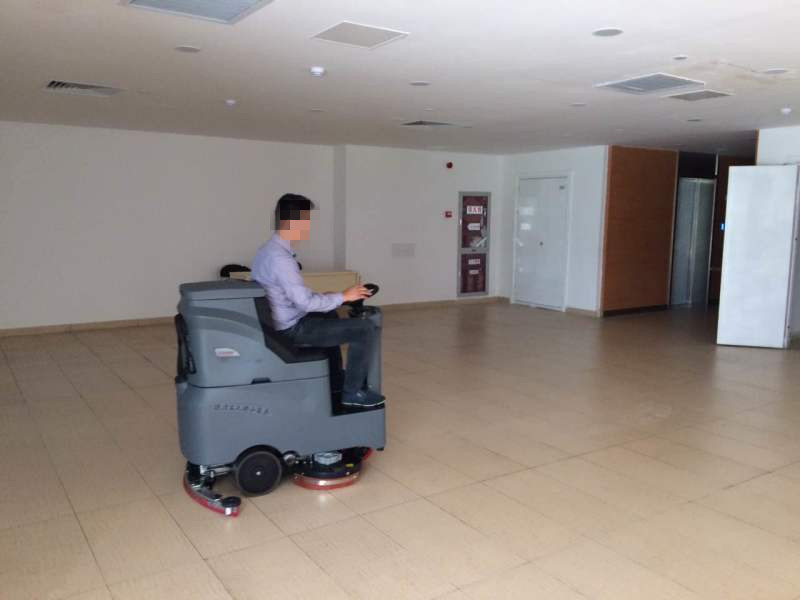 駕駛式洗地機在環(huán)境清潔中的獨具優(yōu)勢在哪里？