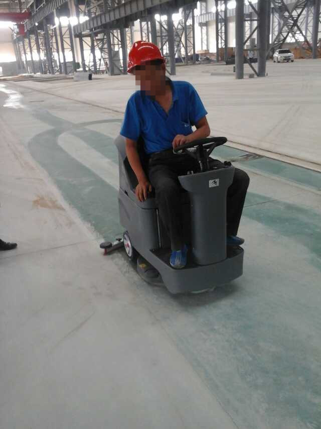 駕駛式洗地機(jī)如何選擇？