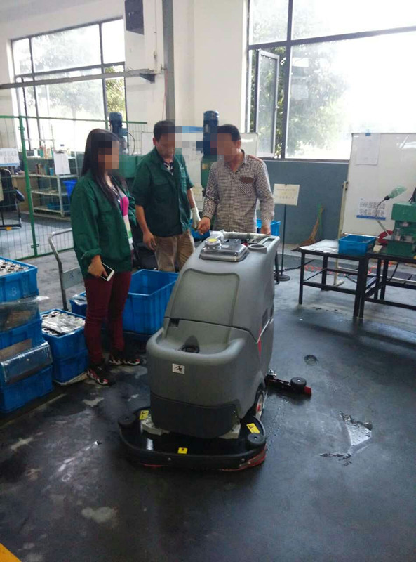 商場，超市選擇什么樣的全自動洗地機做保潔比較合適?